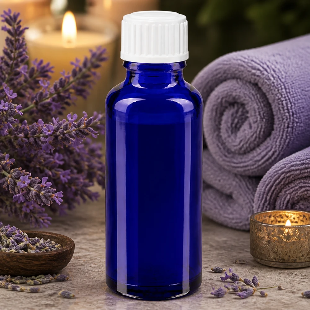 Petit flacon pharmaceutique bleu de 30 ml avec bouchon à vis, dans un cadre apaisant dédié au bien-être et à l'aromathérapie