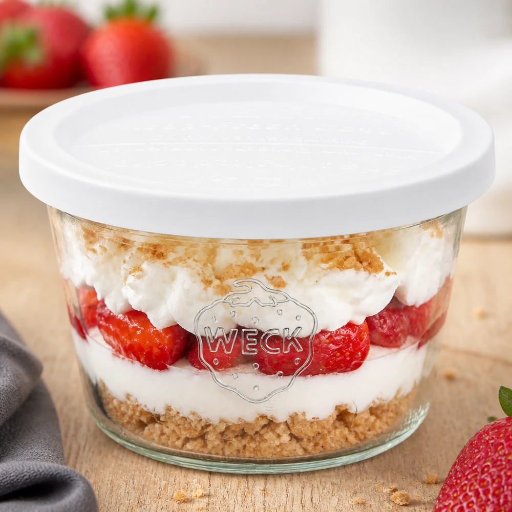 Bocal en verre de 370 ml avec couvercle hermétique WECK RR100 WECK Pot renversé 370ml RR100 avec dessert à la fraise et à la crème et fond graham cracker comme dessert à couches avec couvercle blanc