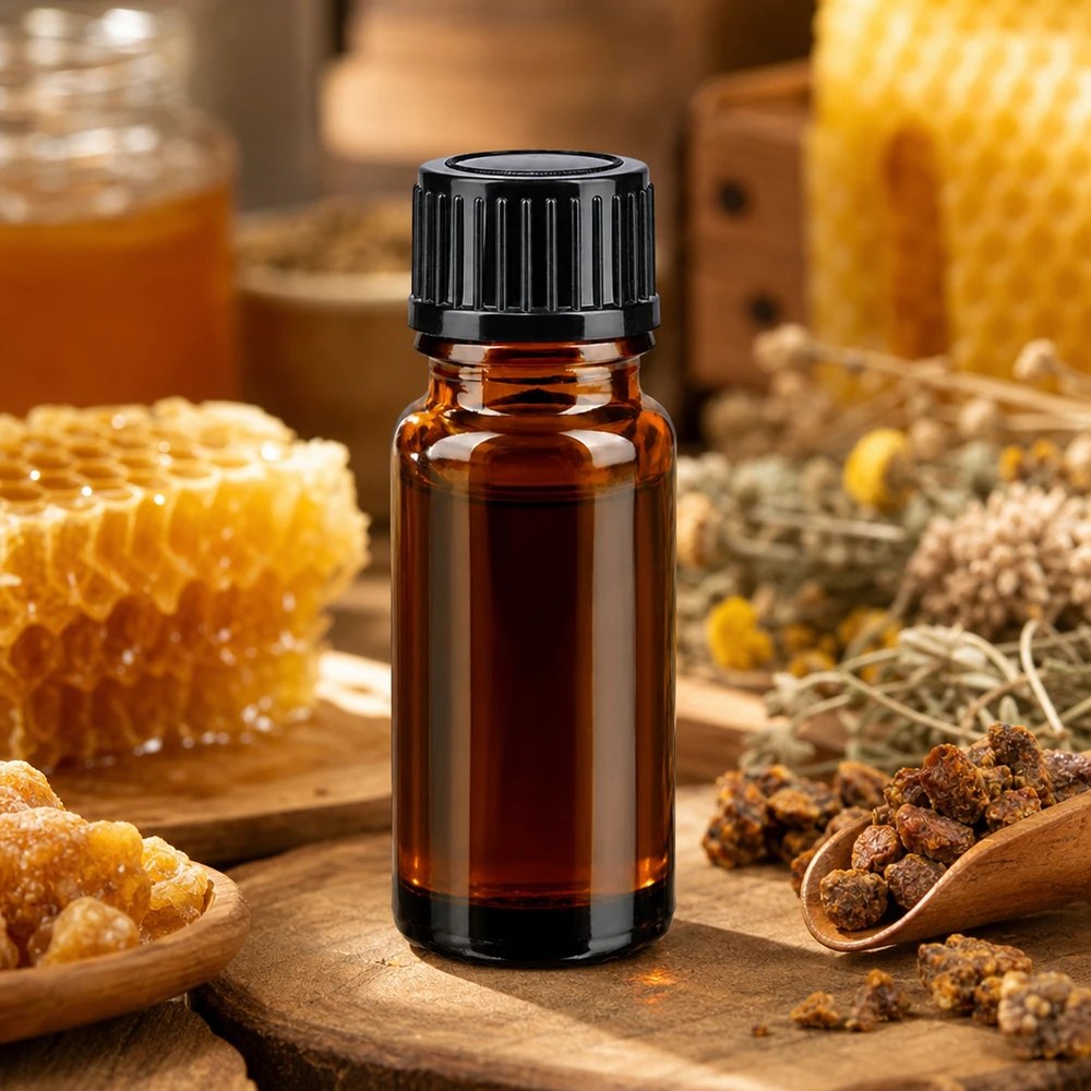 Petite bouteille en verre ambré de 10 ml, entourée de rayons de miel, d'herbes et de résines naturelles posées sur du bois
