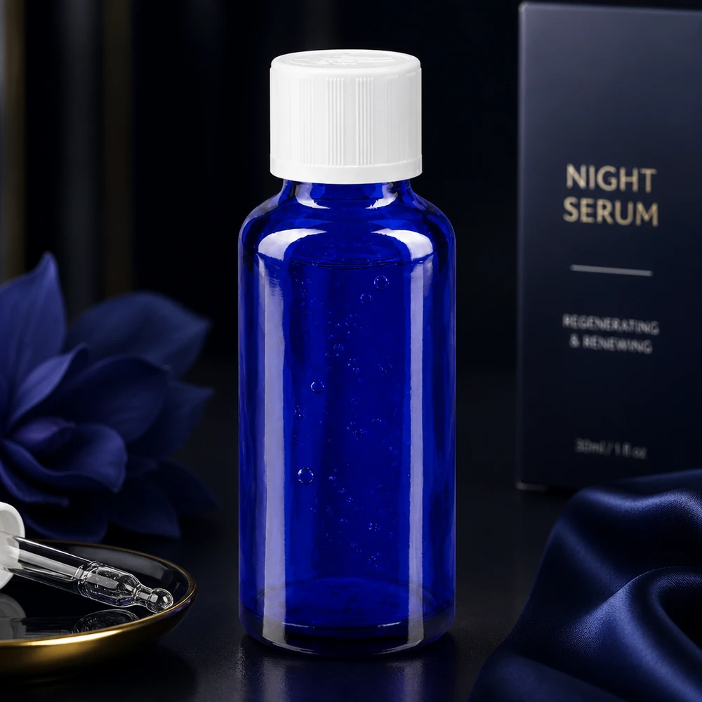 Flacon à pharmacie bleu 30ml bouchon anti-goutte blanc séc. enf. std Flacon de pharmacie bleu de 30 ml avec compte-gouttes de 1,2 mm, présenté dans un emballage luxueux pour sérum de nuit, de couleur bleu foncé