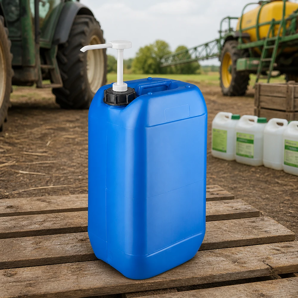 Bidon robuste en PEHD de 15 litres muni d'une pompe blanche, à côté d'un tracteur et d'un pulvérisateur agricole dans une ferme