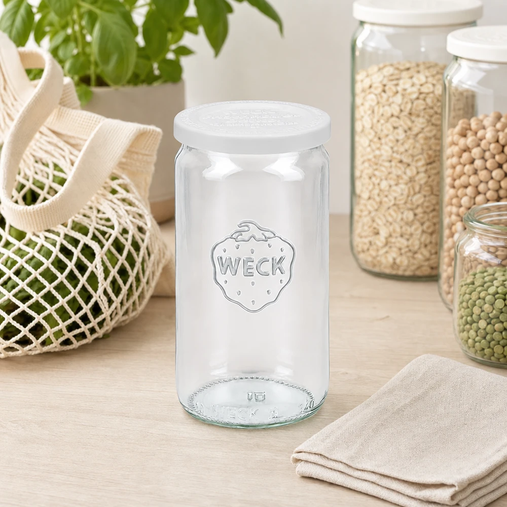 340ml bocal cylindrique avec couvercle fraîcheur WECK RR60 WECK Pot cylindrique 340ml vide avec couvercle fraîcheur RR60 dans la cuisine scandinave entre les bocaux à provisions et le sac en filet