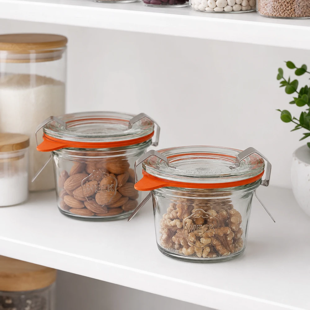 WECK Pot renversé 35ml RR40 dans une cuisine moderne pour conserver avec style les noix et les provisions sèches