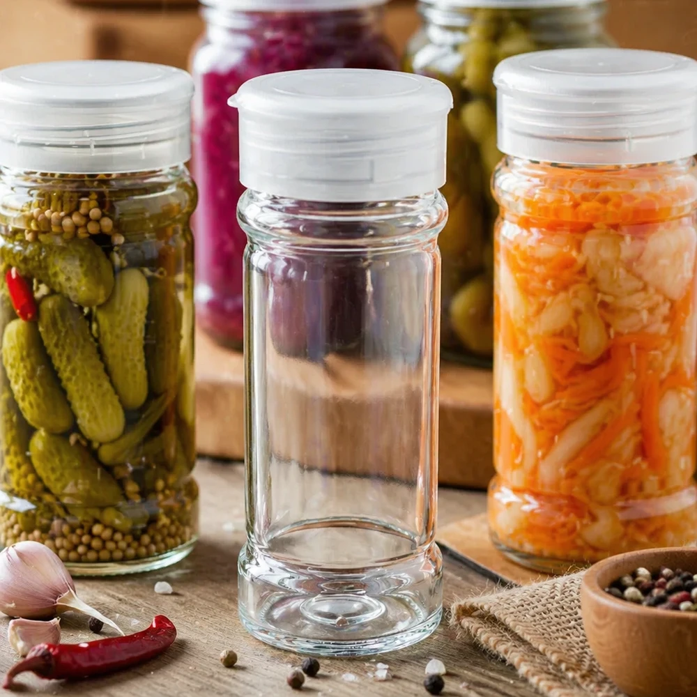 Pot à sel/épices 100 ml avec saupoudreuse, blanc Pot à sel et à épices de 100 ml avec couvercle saupoudreur blanc, entre des légumes marinés et des concombres