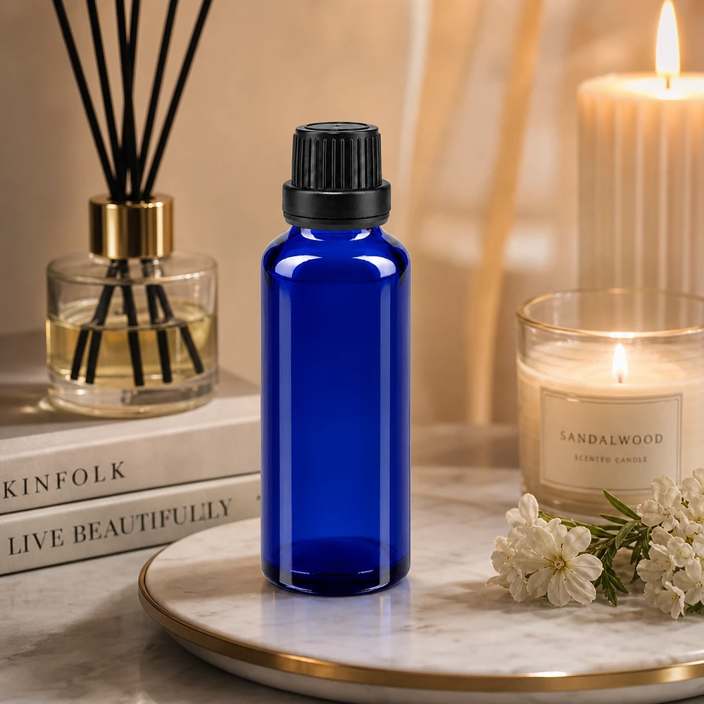 Petit flacon compte-gouttes bleu en verre anti-UV de 30 ml avec un embout de 2 mm, destiné à l'aromathérapie et aux soins cosmétiques