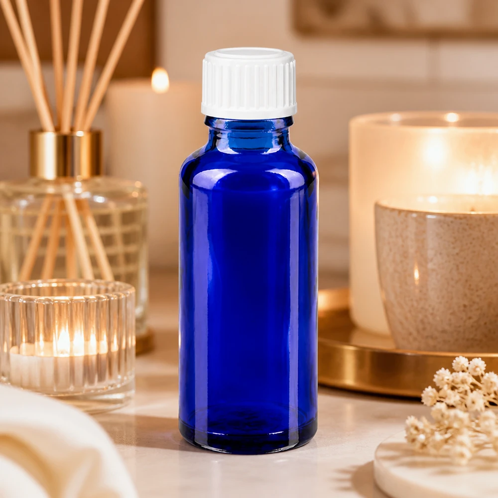 Petit flacon de pharmacie bleu de 30 ml avec bouchon standard, dans une ambiance détendue et apaisante