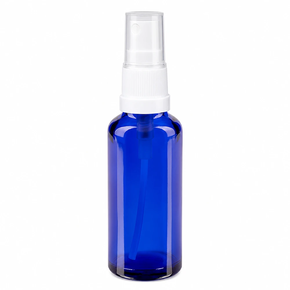 Petit flacon en verre bleu de 30 ml muni d'un vaporisateur blanc, destiné aux produits cosmétiques et pharmaceutiques