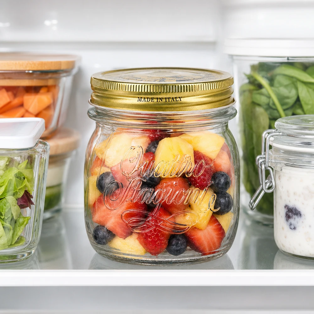 Verre rond 250ml « Quattro Stagioni » avec couvercle Verre rond 250ml Quattro Stagioni avec couvercle doré rempli de salade de fruits au réfrigérateur Made in Italy