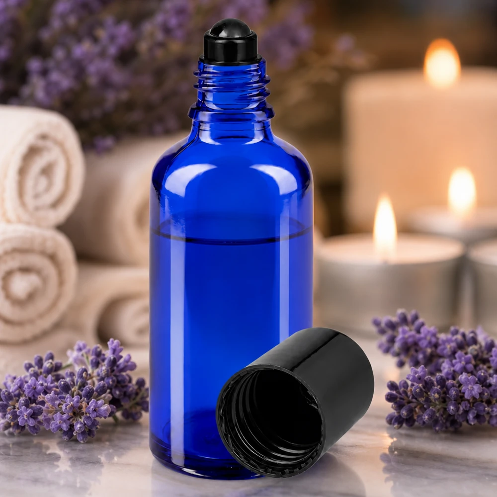 Flacon de déodorant en verre bleu 50 ml, déo à bille vide Flacon doseur bleu de 50 ml muni d'une bille roulante noire, entouré de fleurs de lavande et de bougies
