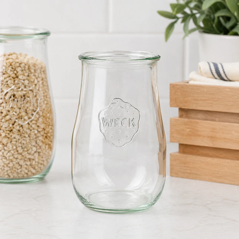 WECK Pot à tulipe 1750ml RR100 comme bocal à provisions élégant dans une cuisine moderne à côté de boîtes en bois et de plantes
