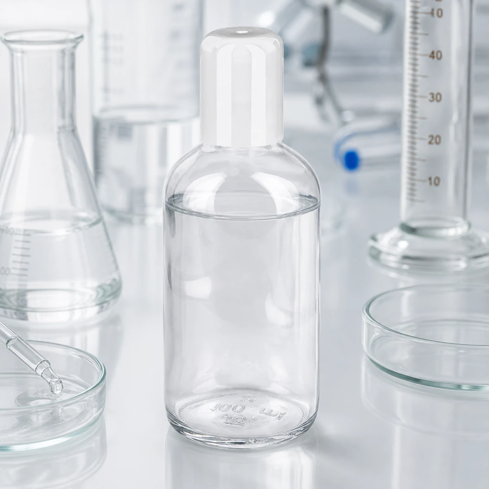 Flacon roll-on de 100 ml ClearLine UT18/100 dans un environnement de laboratoire avec des éprouvettes graduées et des fioles Erlenmeyer