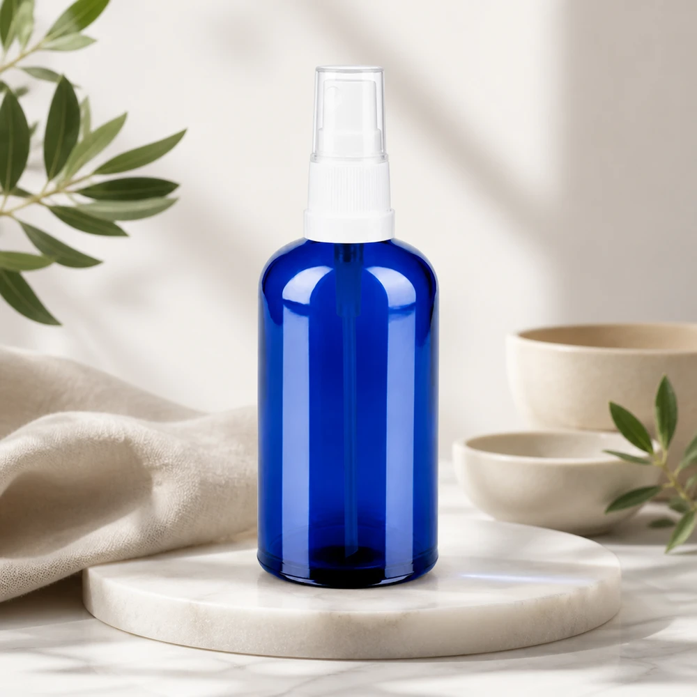 100ml spray blanc/tr. STD BlueLine UT18/100 Flacon spray de 100ml de haute qualité en verre bleu avec un design transparent pour un soin naturel