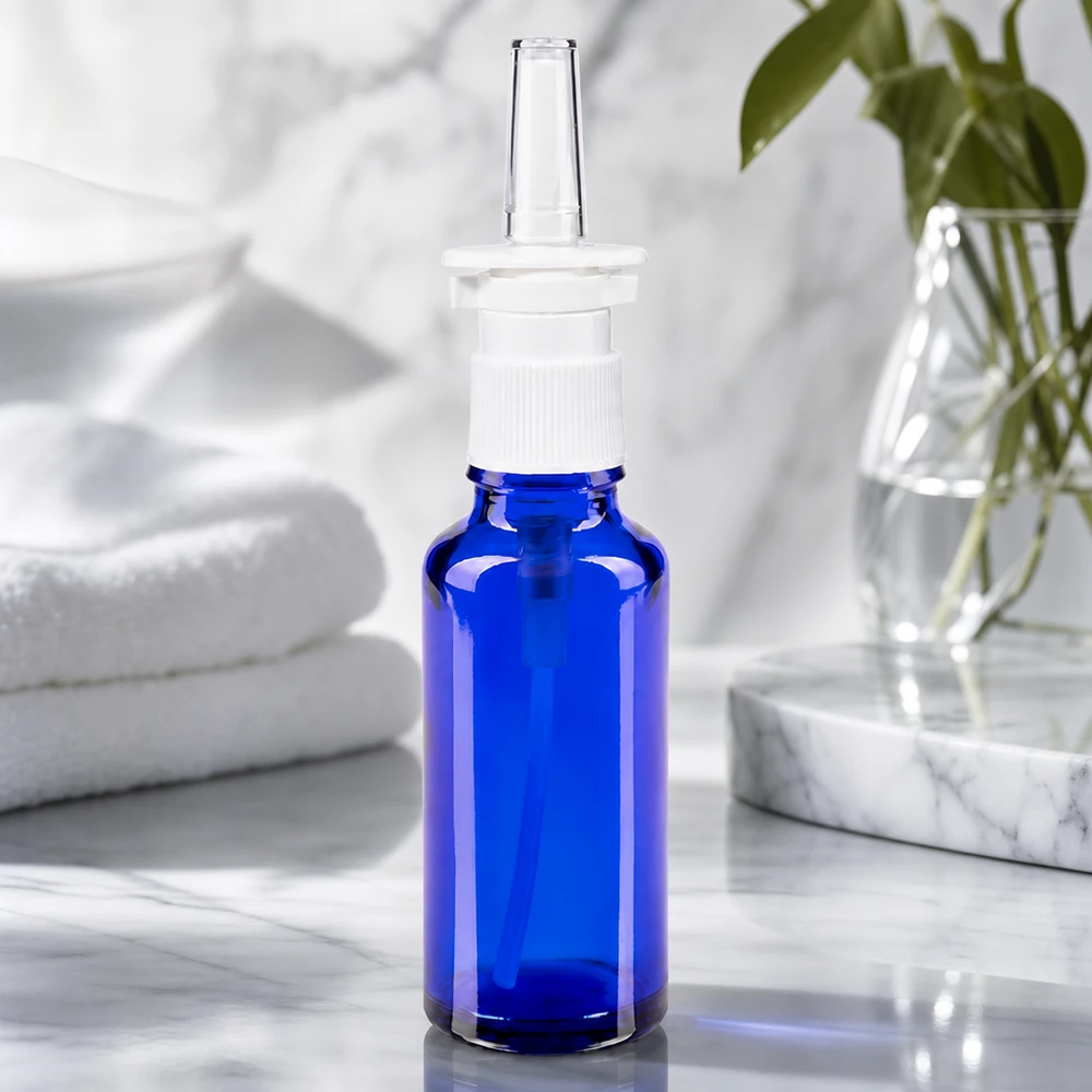 Flacon de pharmacie bleu 30ml vaporisateur nasal blanc Flacon de spray nasal en verre de pharmacie, 30 ml, bleu, avec embout d'application transparent, sur fond marbré