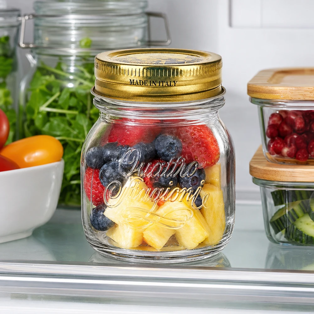 Pot rond Quattro Stagioni de 150 ml avec couvercle doré rempli de baies et d'ananas au réfrigérateur