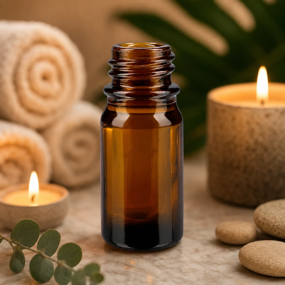 Flacon de médecine compte-gouttes 5ml brun DIN18 Bouteille de pharmacie brune de 5ml ApoGlas avec pierres d'eucalyptus et bougies allumées pour une aromathérapie relaxante