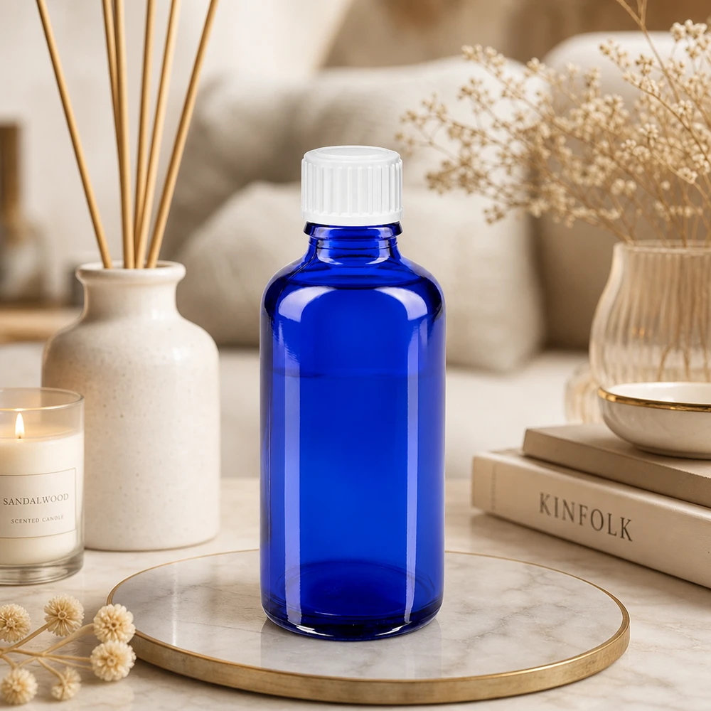 Flacon de pharmacie bleu 50ml bouchon vissable blanc standard Flacon en verre bleu de 50 ml avec bouchon blanc SV STD 11 mm, dans une ambiance bien-être raffinée