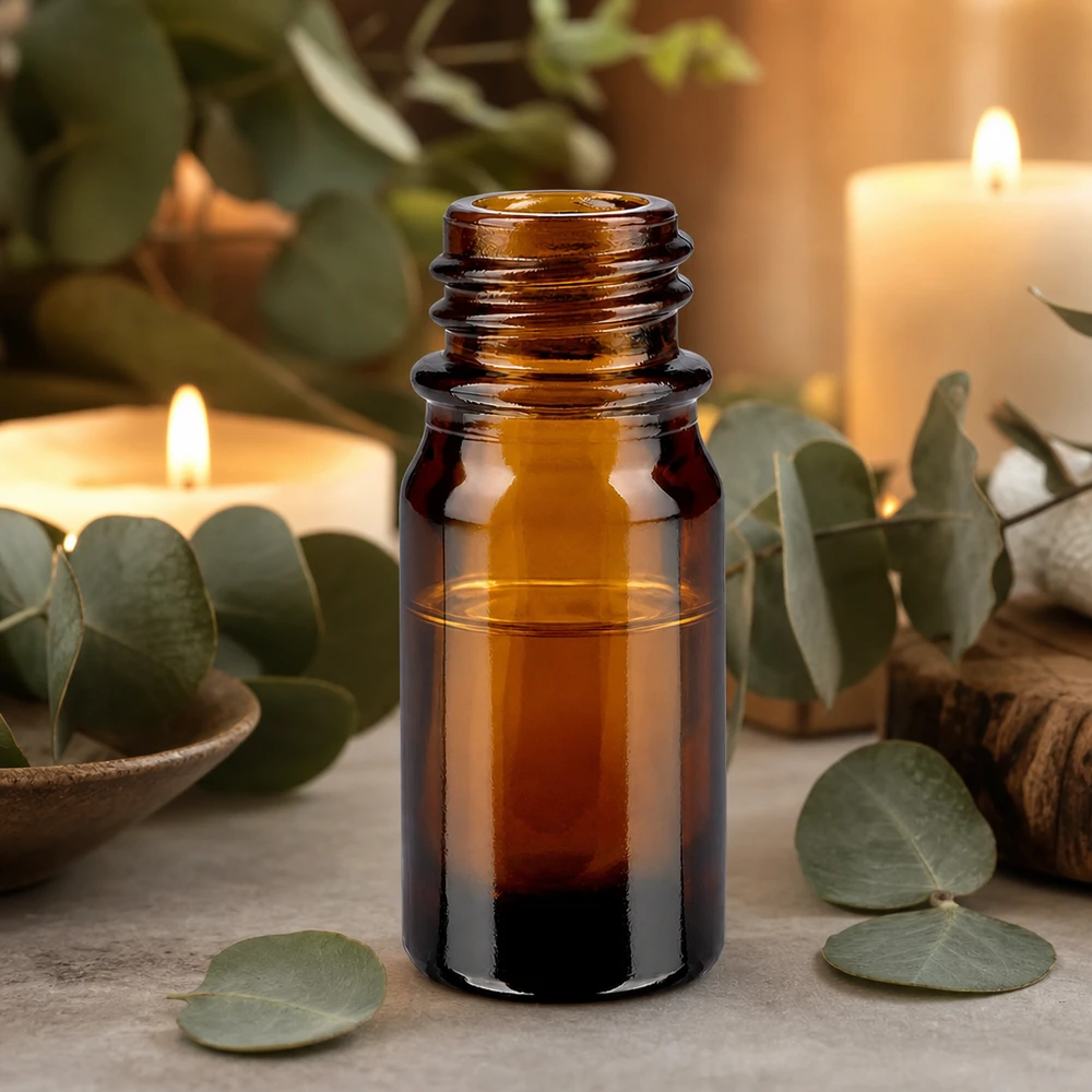 Flacon de médecine compte-gouttes 5ml brun DIN18 Bouteille de pharmacie brune de 5ml ApoGlas avec des feuilles d'eucalyptus et des bougies pour une application d'aromathérapie relaxante