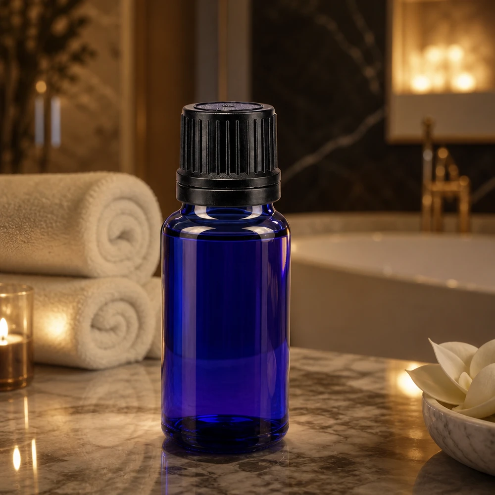 Flacon de pharmacie bleu de 20 ml en verre de haute qualité, posé sur un comptoir en marbre, avec des bougies et des serviettes