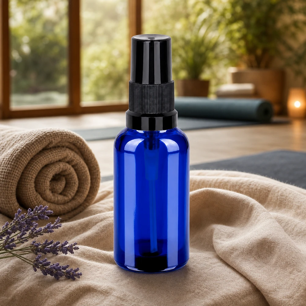 Vaporisateur 30ml noir STD BlueLine UT18/30 Elégant vaporisateur en verre bleu de 30 ml avec embout de vaporisation noir pour les produits de bien-être naturels
