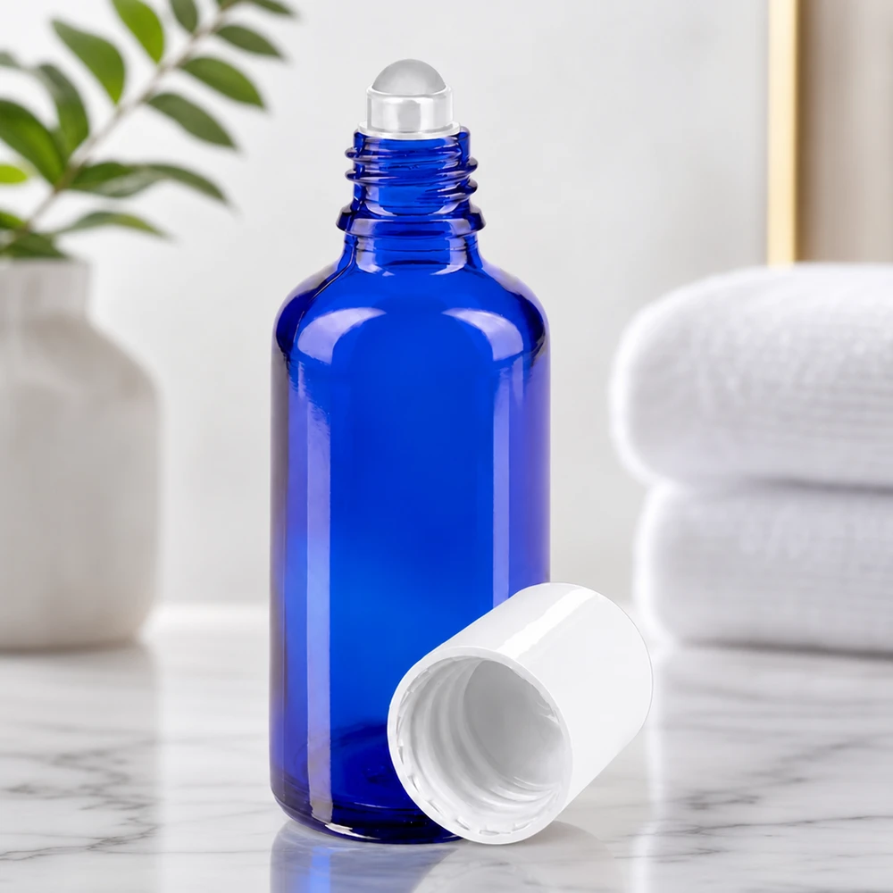 Flacon de pharmacie bleu 50ml Roll-On bouchon blanc Flacon bleu à bille de 50 ml ouvert, posé sur une surface en marbre dans la salle de bains