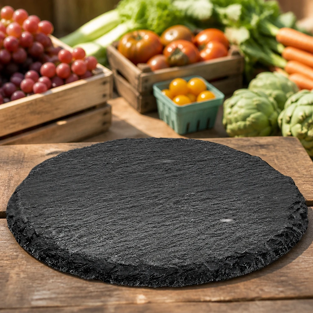 Plaque d'ardoise ronde 15cm entre les légumes et fruits frais comme support naturel pour servir le fromage et les snacks