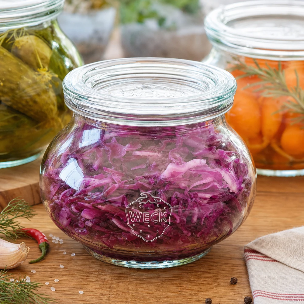 WECK Pot à bijoux 220ml rempli de chou rouge violet parmi d'autres bocaux Scène de cuisine Fermentation