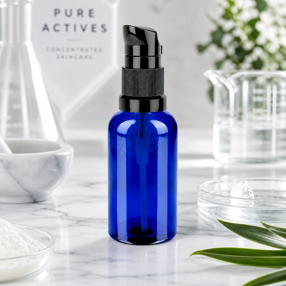 50ml flacon pompe noir STD BlueLine UT18/50 Flacon pompe stylé de 50 ml pour les substances actives hautement concentrées avec tête de pompe rainurée STD BlueLine UT18/50