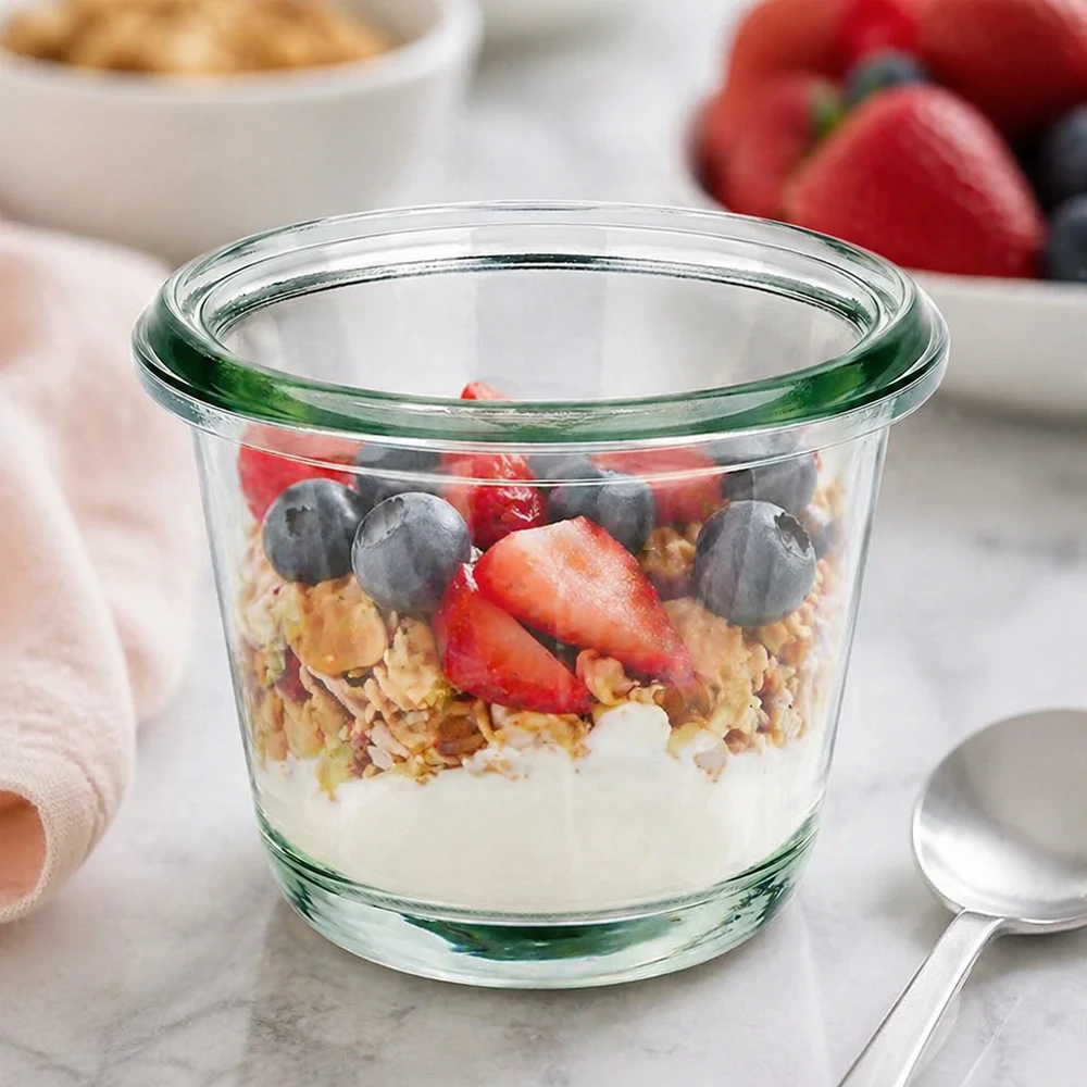 WECK Gourmetglas RR60 80ml comme bol à céréales avec yaourt granola et baies fraîches sur le plan de travail de la cuisine