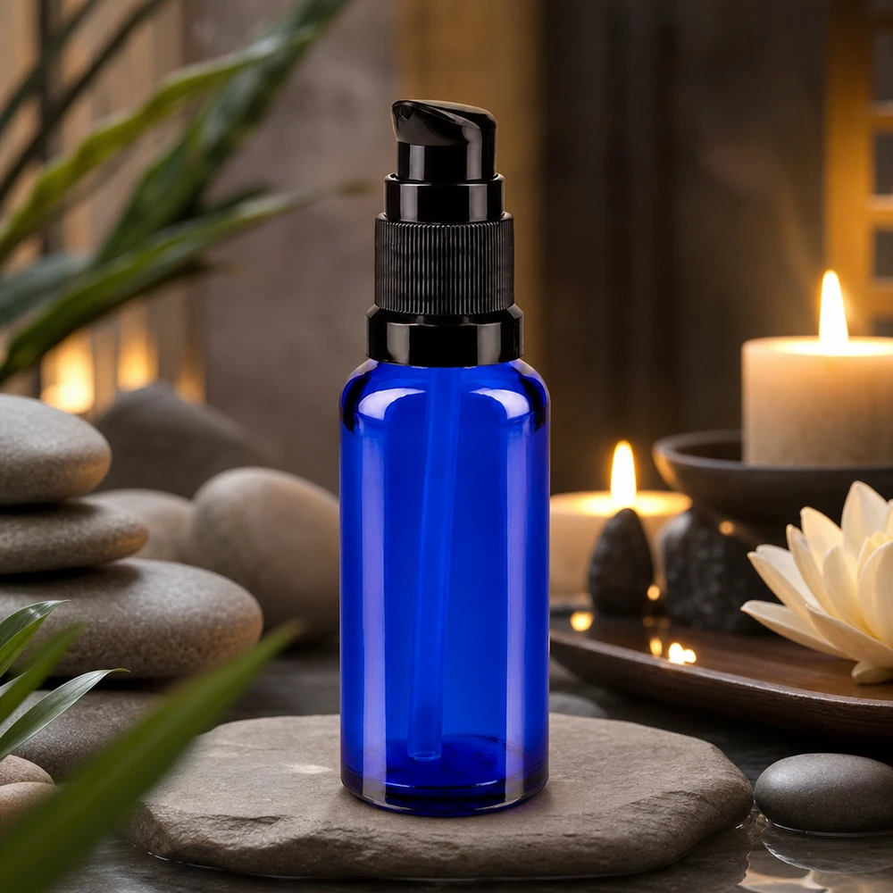Flacon de pharmacie bleu 30ml bouchon pompe noir Std Flacon en verre bleu de 30 ml avec pompe noire STD, posé entre des pierres de bien-être et des bougies