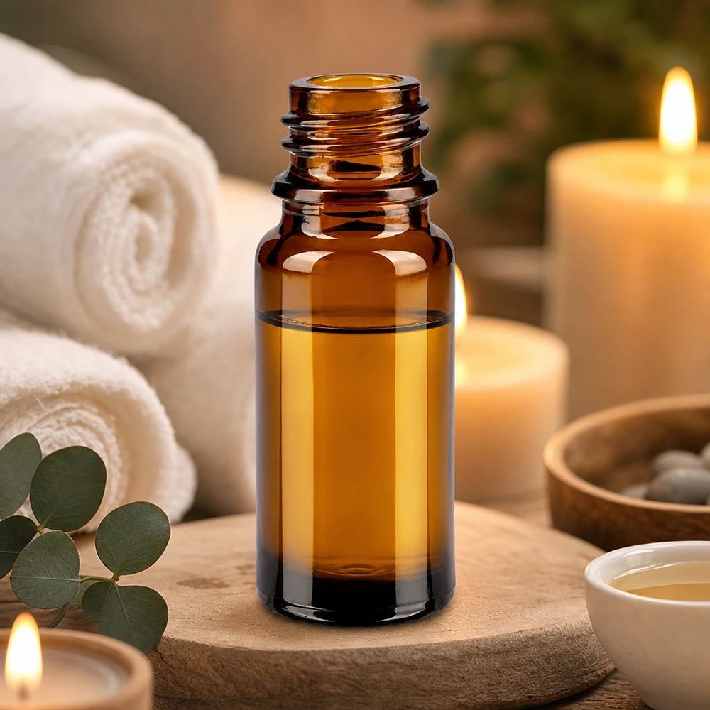 Flacon compte-gouttes 10 ml DIN18 - verre brun Bouteille de pharmacie brune de 10 ml ApoGlas avec des huiles essentielles entre des serviettes blanches et des bougies allumées