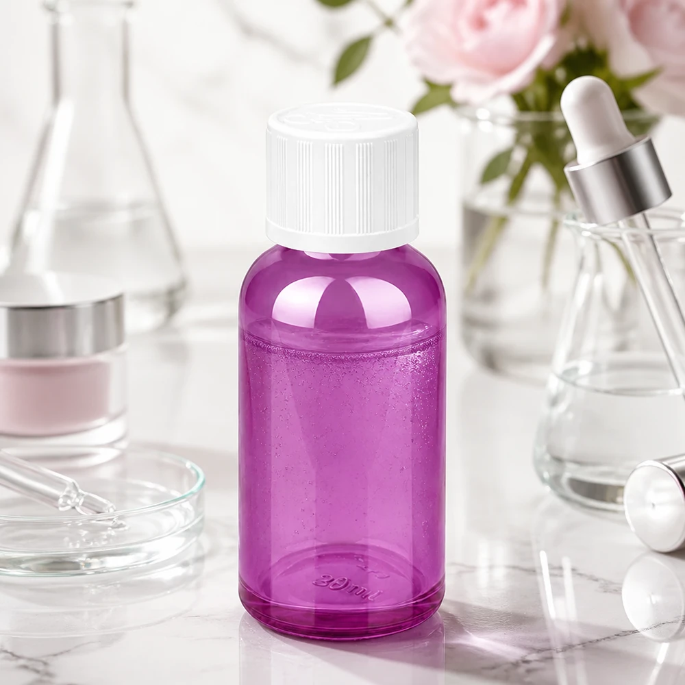 Flacon 30ml bouchon à vis 11mm blanc standard sécurité enfant PurpleLine UT18/30 Bouteille de 30 ml en violet avec bouchon à vis blanc, parfaite pour les cosmétiques et les mélanges DIY.