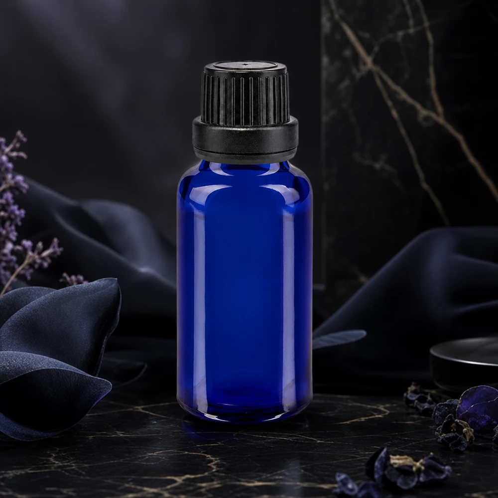 Flacon de pharmacie bleu de 20 ml avec bouchon d'inviolabilité noir sur fond de marbre noir
