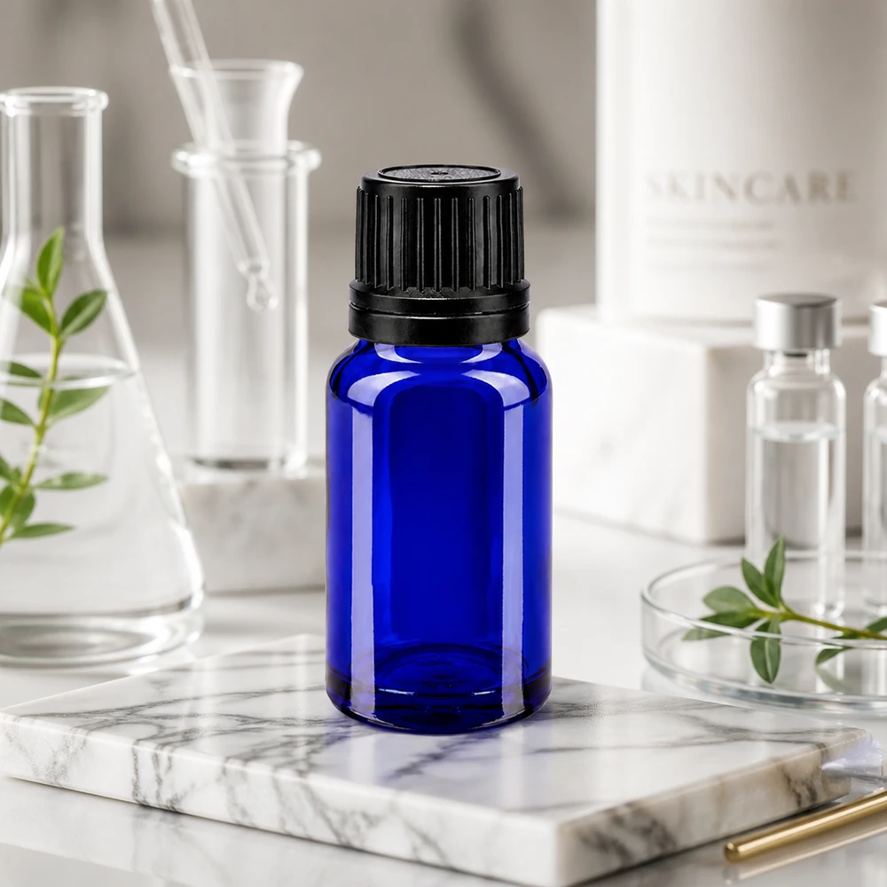 Flacon en verre bleu cobalt de 10 ml avec bouchon d'origine de 8 mm, à côté d'un ballon d'Erlenmeyer et d'une pipette