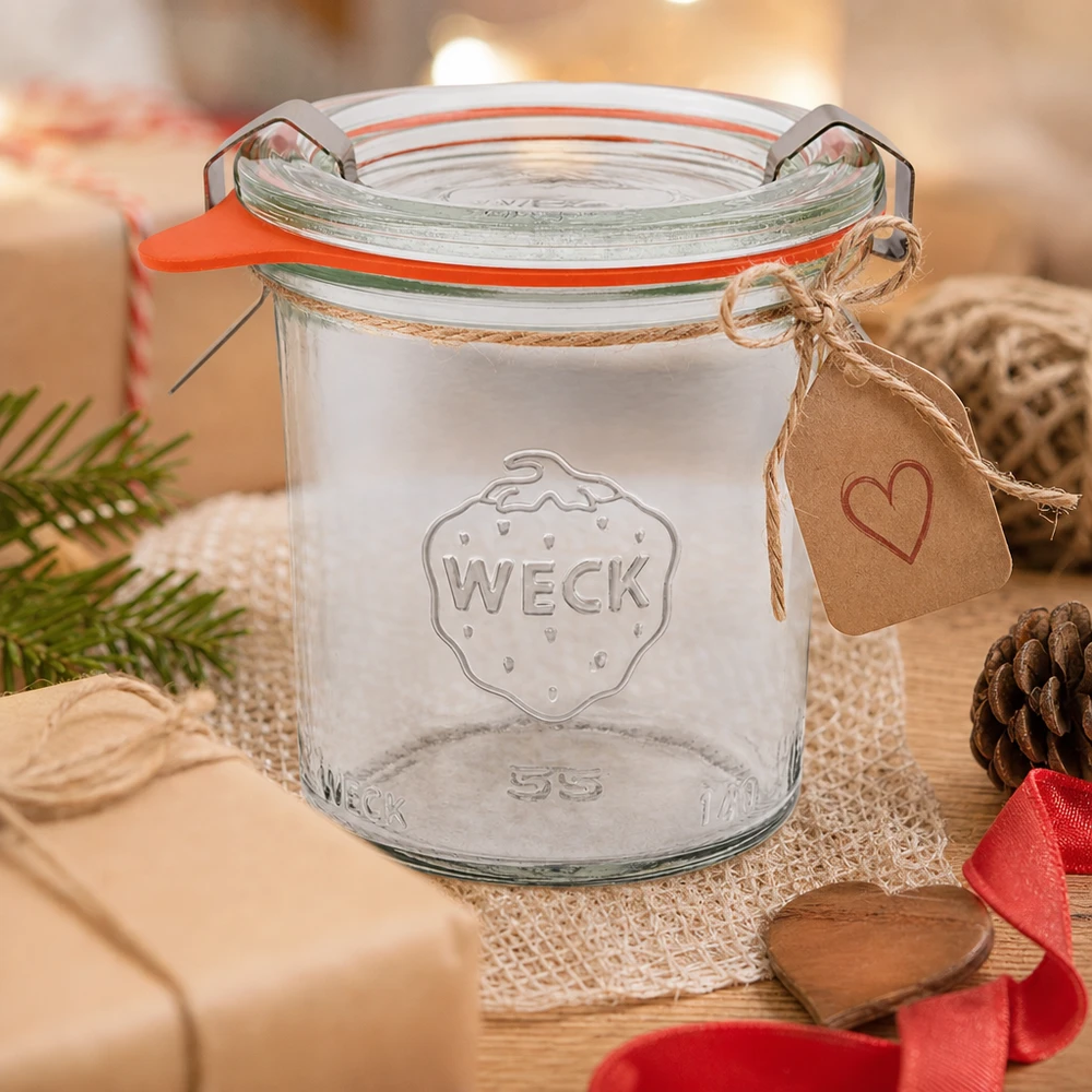 140ml bocal conique complet WECK RR60 WECK Verre renversé 140ml RR60 comme idée de cadeau décoré avec un pendentif en forme de cœur et une corde de jute sur une table en bois avec des pommes de pin