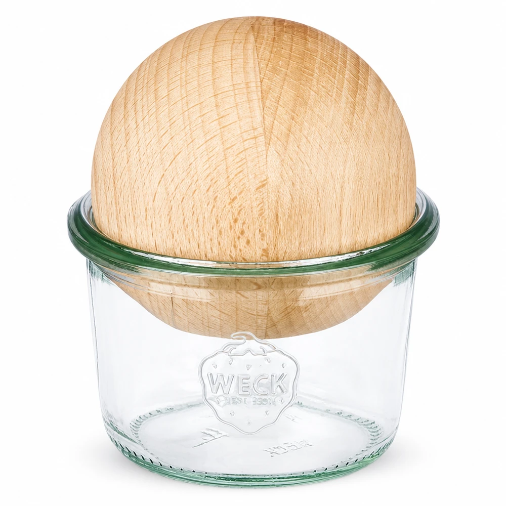 80ml bocal conique WECK RR60 avec boule en bois en hêtre WECK Verre renversé 80ml RR60 avec boule en bois de hêtre comme couvercle sur fond blanc