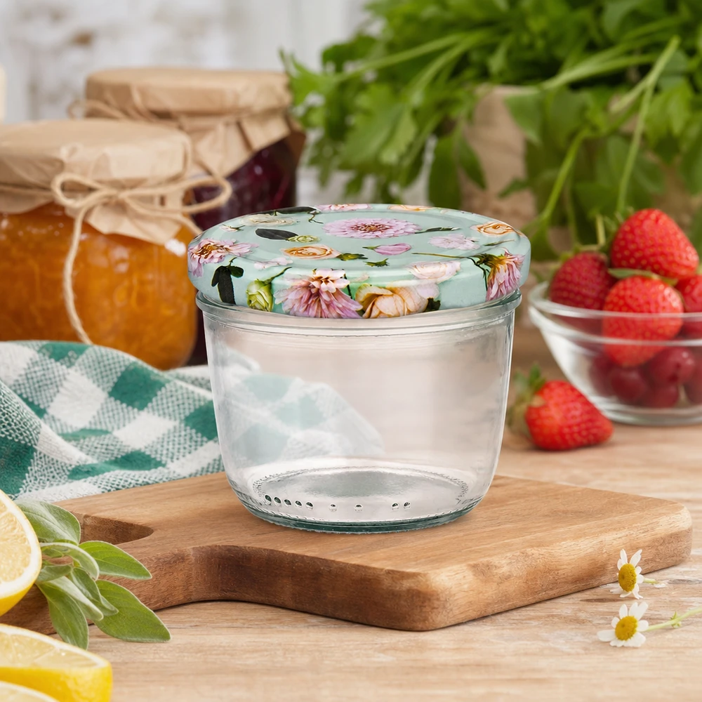Pot renversé de 230 ml avec couvercle BasicSeal floral sur planche en bois, scène de cuisine avec confiture de fraises et herbes aromatiques