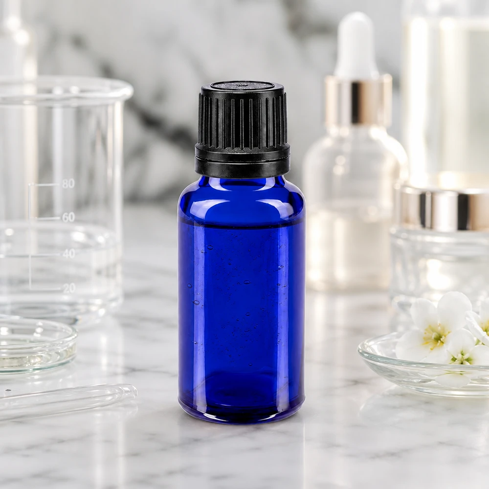 Flacon en verre de pharmacie bleu de 20 ml avec bouchon à vis à l'épreuve des enfants, posé sur une surface en marbre
