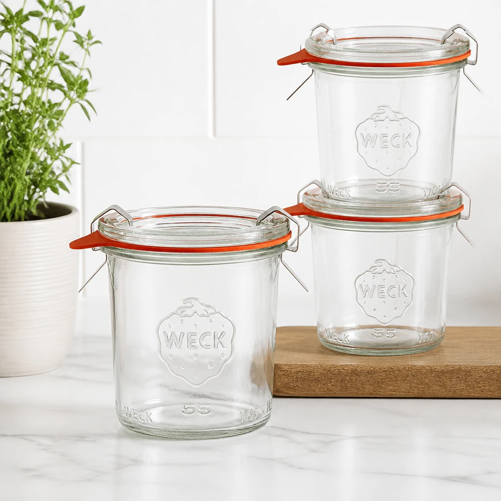Trois verres larmés WECK 140ml RR60 empilés sur une planche en bois dans une cuisine moderne avec une plante verte en arrière-plan