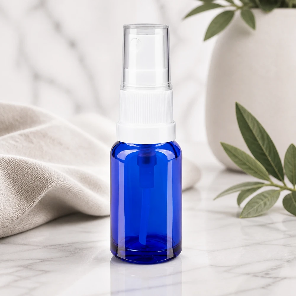 Flacon de pharmacie bleu 10ml embout spray blanc Flacon vaporisateur compact en verre bleu cobalt de 10 ml, muni d'une tête de vaporisation blanche sur fond marbré