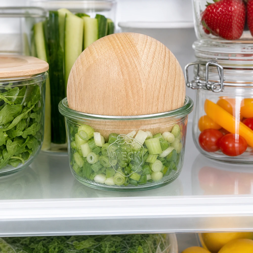 WECK Pot renversé RR80 165ml avec boule en hêtre dans le réfrigérateur pour conserver la ciboulette et les légumes au frais