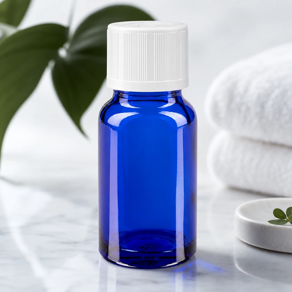 Flacon à usage pharmaceutique bleu 10ml bouchon compte-gouttes blanc séc. enf. 0.8mm Flacon compte-gouttes bleu cobalt de 10 ml avec bouchon à vis KiSi blanc, dans une ambiance bien-être