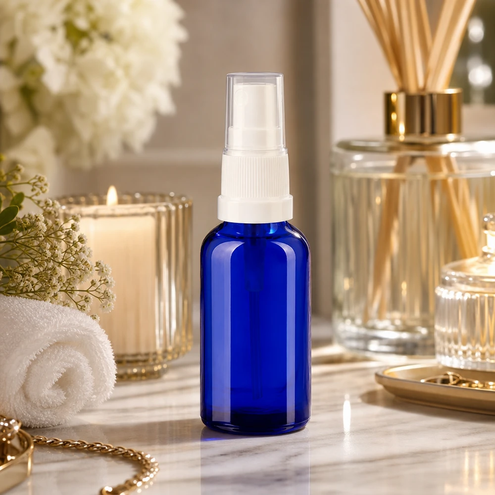 Vaporisateur 30ml blanc/tr. STD BlueLine UT18/30 Aérosol bleu pratique de 30 ml avec embout transparent, parfait pour les lotions toniques et les toners.