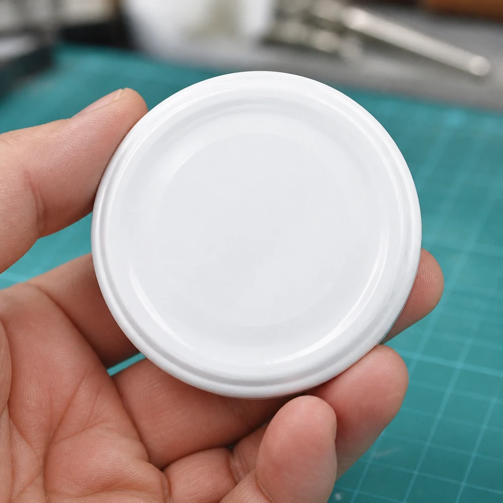 UNiTWIST TO43, couvercle à vis blanc BioSeal, bord rainuré, sans BPA ni NI, vue détaillée de la main