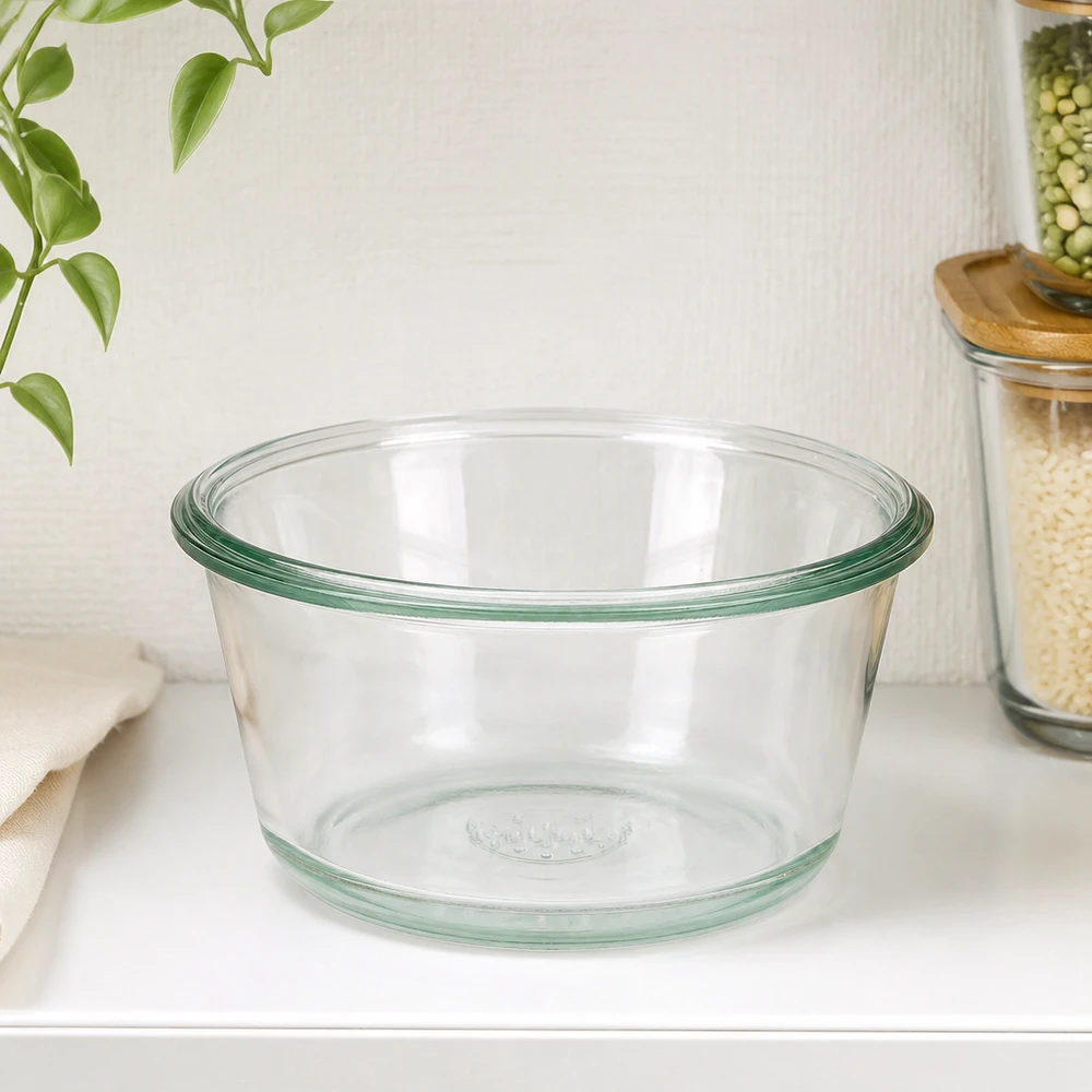 290ml bocal gourmet WECK RR100 WECK RR100 290ml pot gourmet vide sur le plan de travail blanc de la cuisine à côté des bocaux à provisions et de la plante verte
