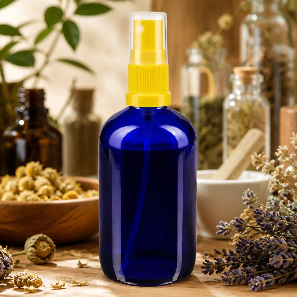 Flacon de pharmacie bleu 100ml embout spray jaune Flacon d'apothicaire bleu de 100 ml muni d'un vaporisateur à brume fine jaune, entouré d'herbes aromatiques et de lavande